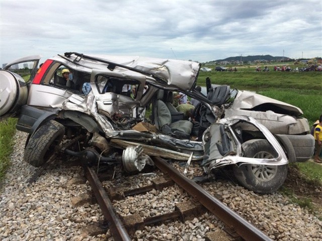 Về quê ăn rằm tháng Bảy, 4 người bị tàu đâm thương vong