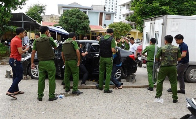 Liều lĩnh cầm dao "đại náo" trụ sở công an