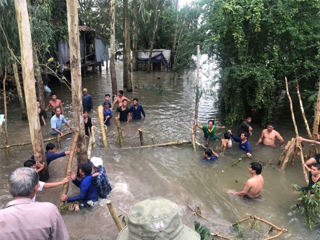 Vỡ cống kiểm soát lũ, người dân căng mình bịt dòng chảy