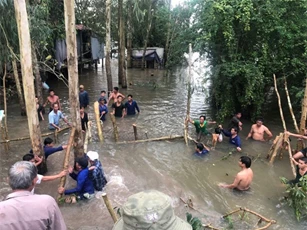 Vỡ cống kiểm soát lũ, người dân căng mình bịt dòng chảy