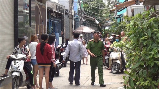 Nghi phạm sát hại nữ tu ở Sài Gòn tự tử khi bị vây bắt. Bị công an bố ráp, nghi phạm sát hại nữ tu ở TPHCM đã tìm cách uống thuốc độc tự tử nhưng bị công an ngăn chặn, đưa đi cấp cứu kịp thời. (CHI TIẾT)