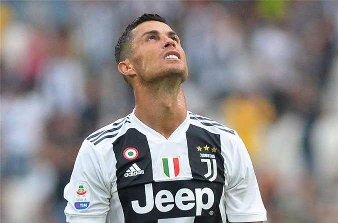 Clip: ‘Cười té ghế’ với pha dứt điểm hỏng ăn của Ronaldo