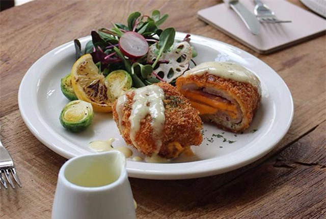 Học cách làm món gà cuộn pho mát chiên xù vàng thơm nức mũi