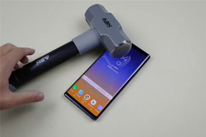 Clip: “Tra tấn” Samsung Galaxy Note 9 bằng dao, búa