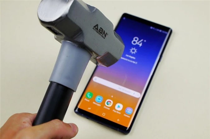 Thử độ bền Galaxy Note 9.