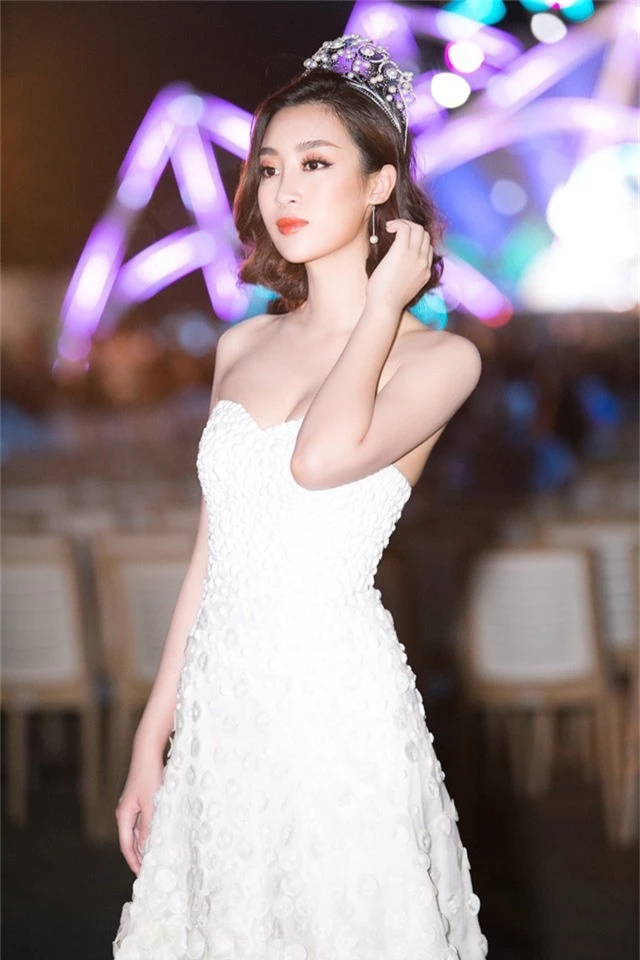 Hoa hậu Đỗ Mỹ Linh lạ lẫm với tóc ngắn ngang vai - Ảnh 1.