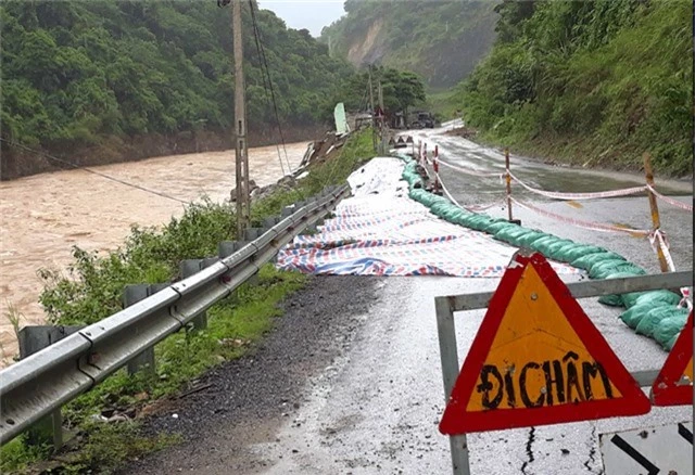 Điểm sạt lở ta luy âm kéo dài hàng chục mét tại xã Chiêu Lưu, huyện Kỳ Sơn.