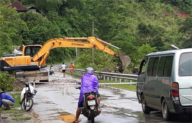 Khắc phục sạt lở tại xã Chiêu Lưu - huyện Kỳ Sơn.