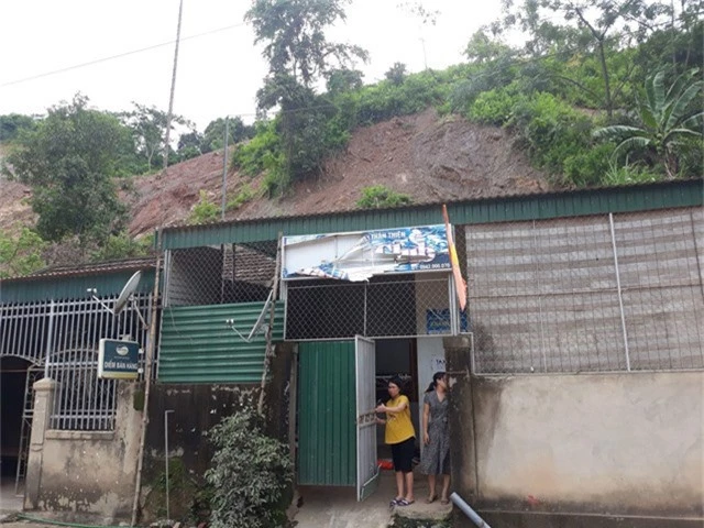 Nhà của một số hộ dân ở khu vực thị trấn Mường Xén bị đất đá sạt lở gây nguy hiểm.