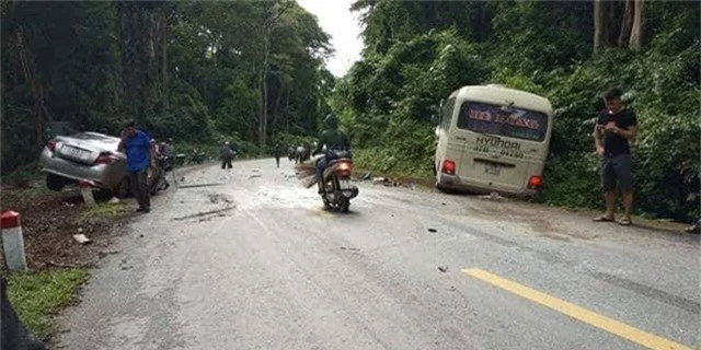 Hiện trường hai chiếc xe nằm hai bên quốc lộ 7 và hư hỏng nặng. May mắn, vụ tai nạn không có thương vong về người.