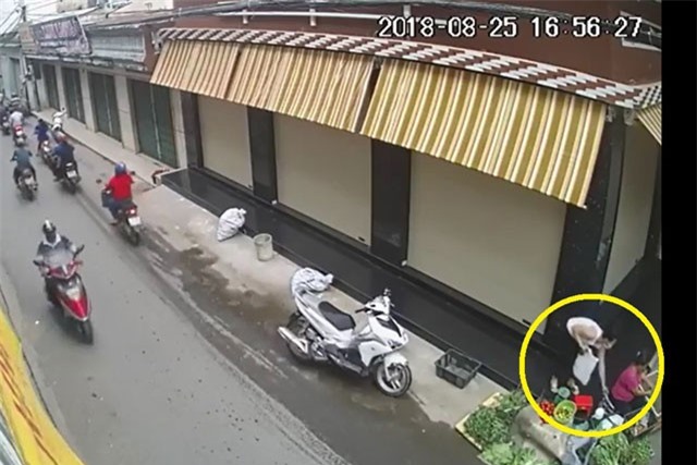 Clip: Bức xúc với cảnh người phụ nữ trộm tiền của bà bán rau