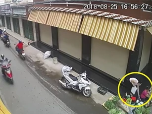 Clip: Bức xúc với cảnh người phụ nữ trộm tiền của bà bán rau