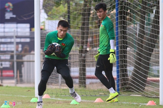 Thủ môn Bùi Tiến Dũng tập thêm bài lạ trước cuộc so tài Olympic Syria