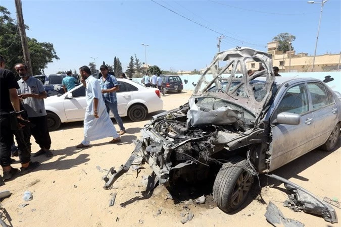 Hiện trường vụ tấn công tại trạm kiểm soát ở thị trấn Zliten ngày 23/8. (Nguồn: AFP/TTXVN)