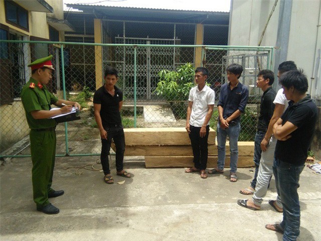 Liều lĩnh lao vào trạm bảo vệ rừng để cướp gỗ bị thu giữ