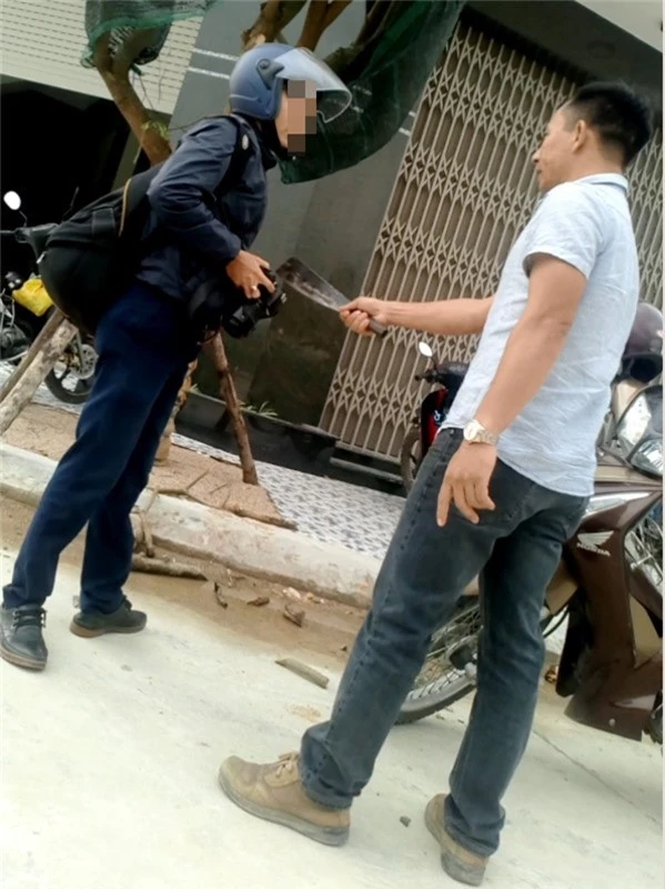 Sắp xét xử vụ cầm dao dọa giết phóng viên  23/08/2018 20:03 Ông Bình được xác định là người cầm dao dọa giết một phóng viên khi chụp hình xe tải chở đất có dấu hiệu quá tải trên 1 tuyến đường ở TP Quy Nhơn, tỉnh Bình Định.