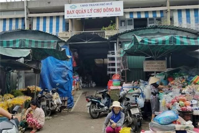 Bảo vệ chợ Đông Ba bị khách côn đồ đâm nguy kịch. Sáng 24/8, ông Hồ Văn Đạo, Đội trưởng Đội Bảo vệ Ban quản lý chợ Đông Ba (TP Huế), cho biết ông Ngô Văn Lợi (55 tuổi), nhân viên bảo vệ trong đội vừa bị một đối tượng đâm nguy kịch. (CHI TIẾT)