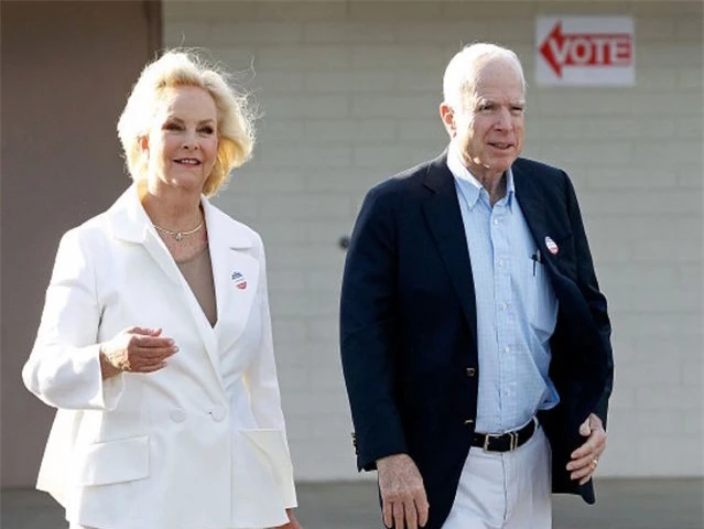 Vợ chồng cố TNS Mỹ John McCain. 