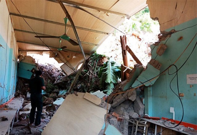 Núi lở, hàng chục khối đất đá đè sập nhà dân trong đêm