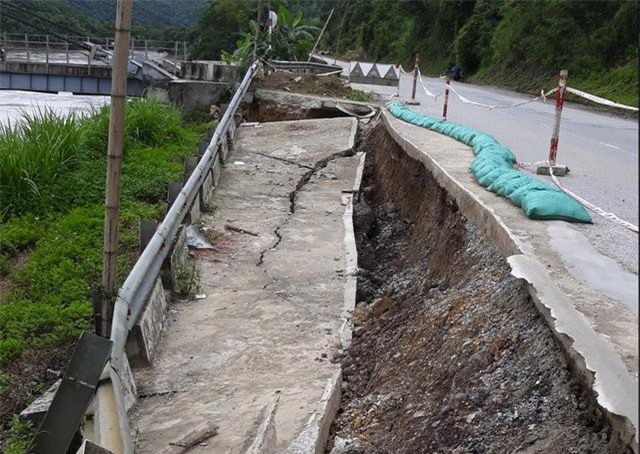 Quốc lộ 7 sạt lở nham nhở sau lũ