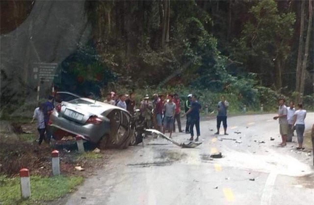 Xe con nát bét sau cú đối đầu bất ngờ với xe khách