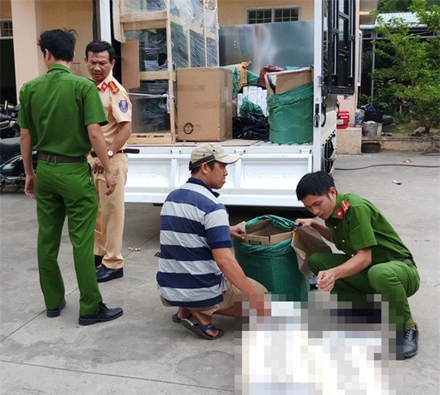 Xe tải chở hơn 1 vạn bao thuốc lá lậu được ngụy trang trong bao bánh tráng