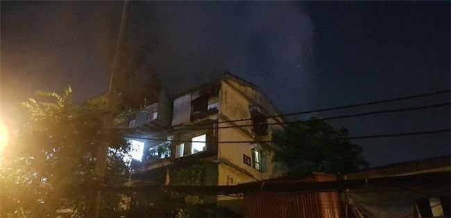 Cháy nhà C6 tập thể Trung Tự lúc rạng sáng: Cư dân hoảng loạn tháo chạy khỏi nhà trong đêm