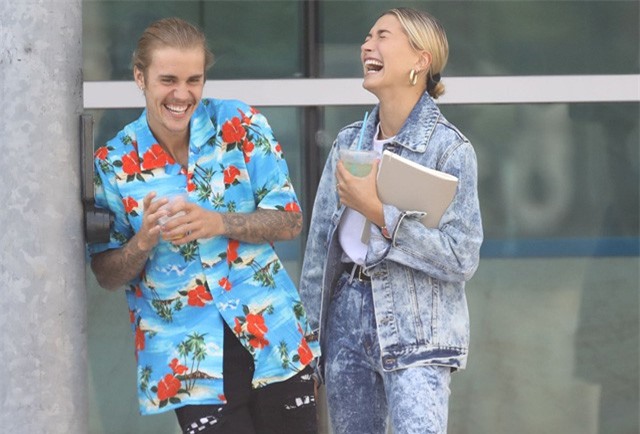 Justin Bieber và Hailey Baldwin nắm tay, cười nói trên đường phố