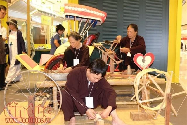Nghệ nhân trình diễn các công đoạn làm đũi, lụa Nam Cao của Việt Nam.