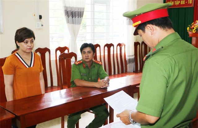 Bắt giam bảo mẫu liên tục tát, đánh trẻ khi đút cơm