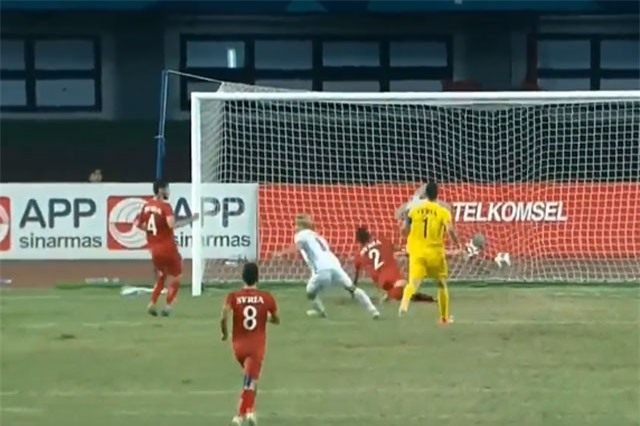 Clip: Cận cảnh bàn thắng quý như vàng của Văn Toàn