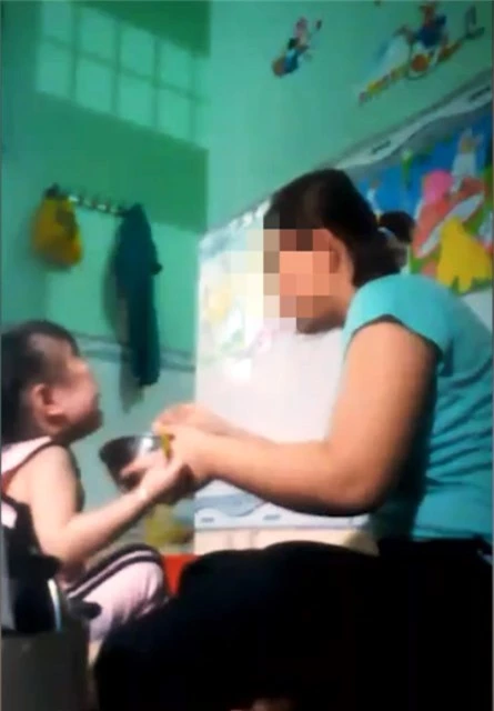 
Đoạn clip ghi lại cảnh bảo mẫu Trân ra tay đánh liên tiếp vào mặt một bé gái khi đút cơm cho bé này ăn
