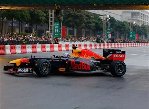 Xe đua F1 lần đầu chạy biểu diễn ở TP HCM tháng 5/2018. Ảnh: Bảo Lam.