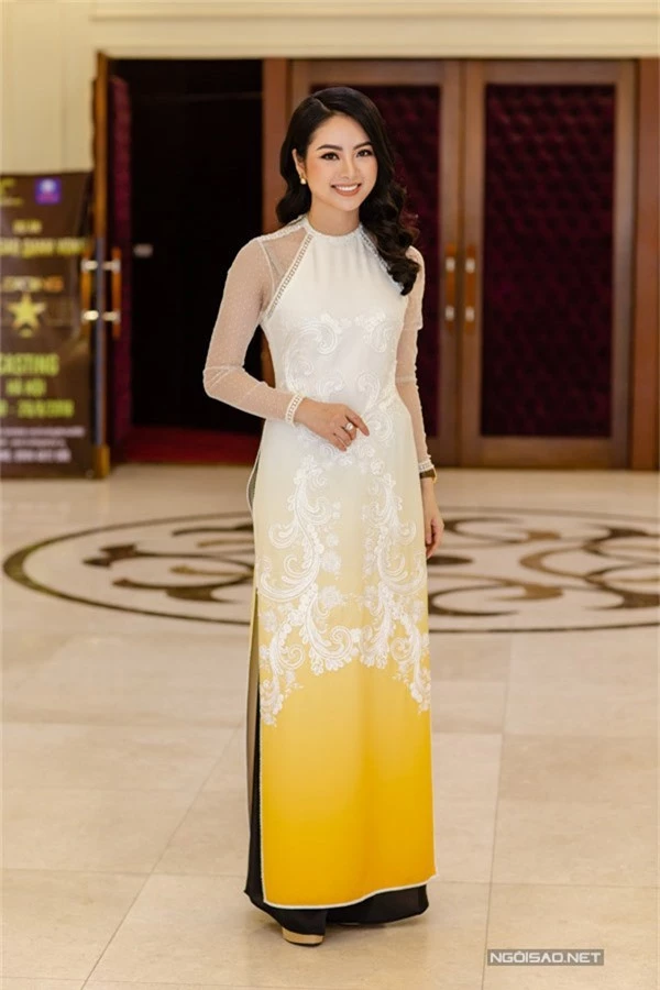 Hoa hậu các dân tộc Ngọc Anh diện áo dài đến dự sự kiện.