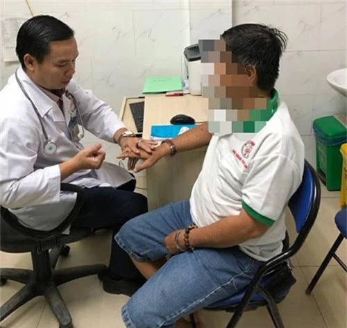 Bác sĩ Nguyễn Khắc Vui tư vấn cho bệnh nhân đau khớp