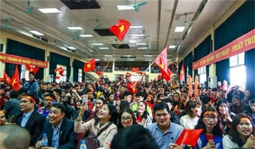 Hội trường Đại học Lâm nghiệp chật kín sinh viên cổ vũ cho đội tuyển Việt Nam trong trận chung kết giải U23 châu Á diễn ra vào tháng 1. Ảnh: Đại học Lâm nghiệp