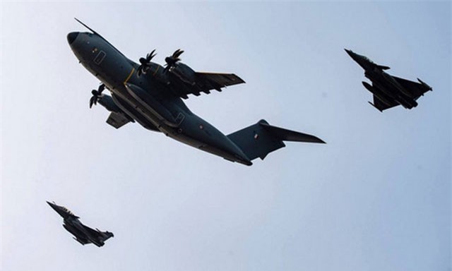 Tiêm kích Rafale Pháp đáp xuống Nội Bài trong lần đầu tới thăm Việt Nam