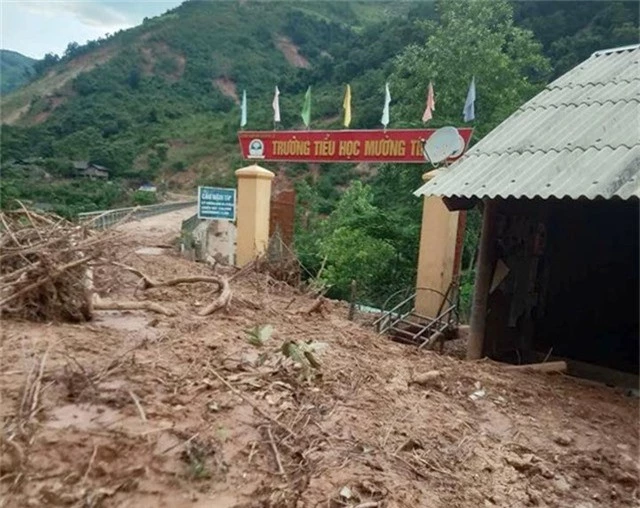 Cơn lũ ngày 17/8 cuốn theo một khối lượng đất đá cực lớn án ngữ trước công trường tiểu học Mường Típ 1, tràn cả vào sân