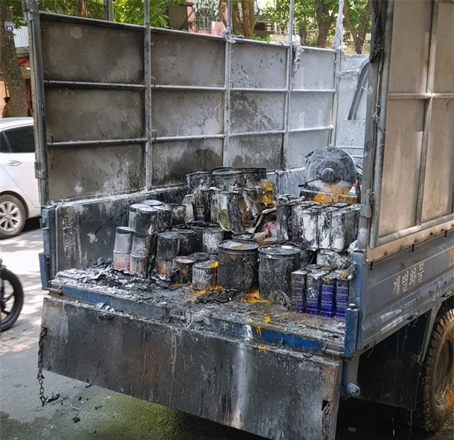 Hà Nội: Xe chở sơn cháy nổ đùng đùng giữa phố
