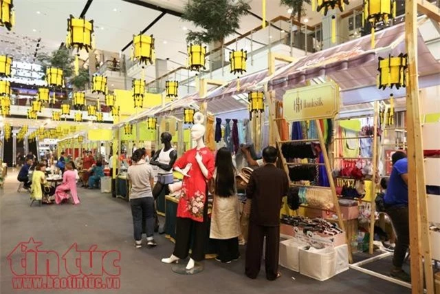Gian hàng lụa Việt của Hạnh Silk. Gian hàng lụa Việt của Hạnh Silk.