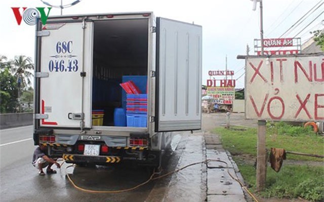 Nhiều cơ sở rửa xe kém an toàn, gây ô nhiễm môi trường ở Tiền Giang