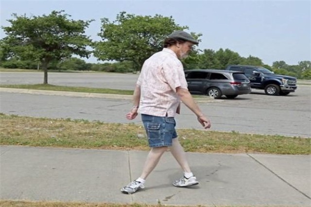 Choáng với người đàn ông bẻ ngoặt chân 180 độ vẫn đi lại được bình thường