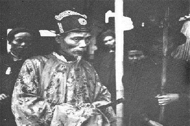 Tự ý sửa điểm bài thi, tiến sĩ bị khép tội thắt cổ chết