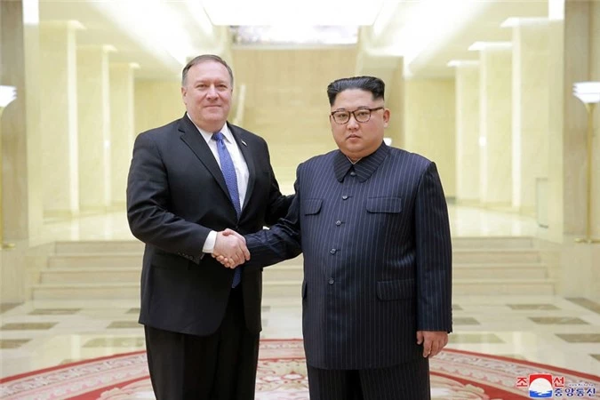 Ông Mike Pompeo (trái) và ông Kim Jong-un.