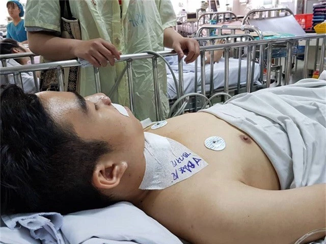 H.S. đang được theo dõi điều trị sau khi bị kẻ giật cô hồn đâm trọng thương.