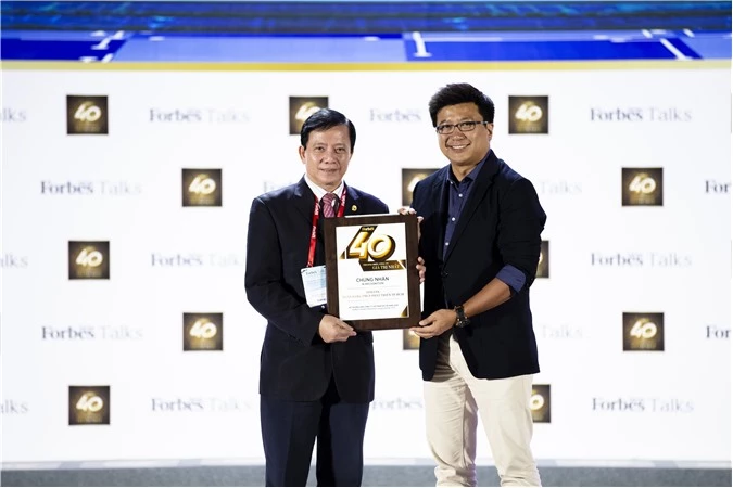  Ông Nguyễn Thành Đô – Phó Chủ tịch , Thành viên HĐQT độc lập đại diện HDBank nhận chứng nhận  40 thương hiệu công ty Việt Nam giá trị nhất 2018