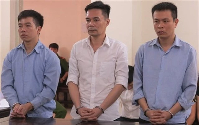 
Phạm Minh Hoàng (ngoài cùng, bên phải) cùng các bị cáo liên quan tại phiên tòa.
