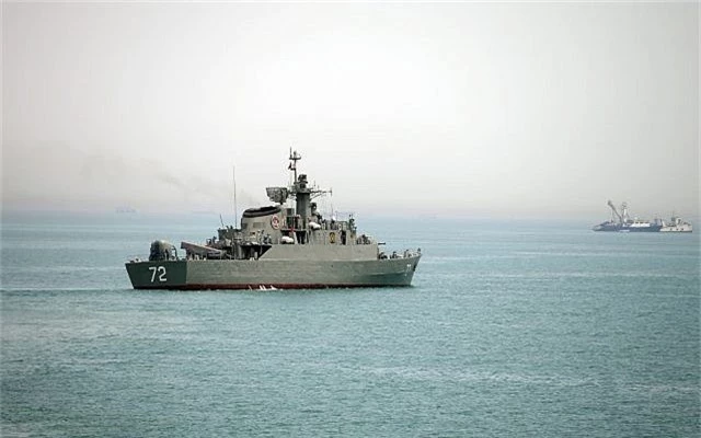 
Một tàu chiến Iran ở Eo biển Hormuz (Ảnh: AP)
