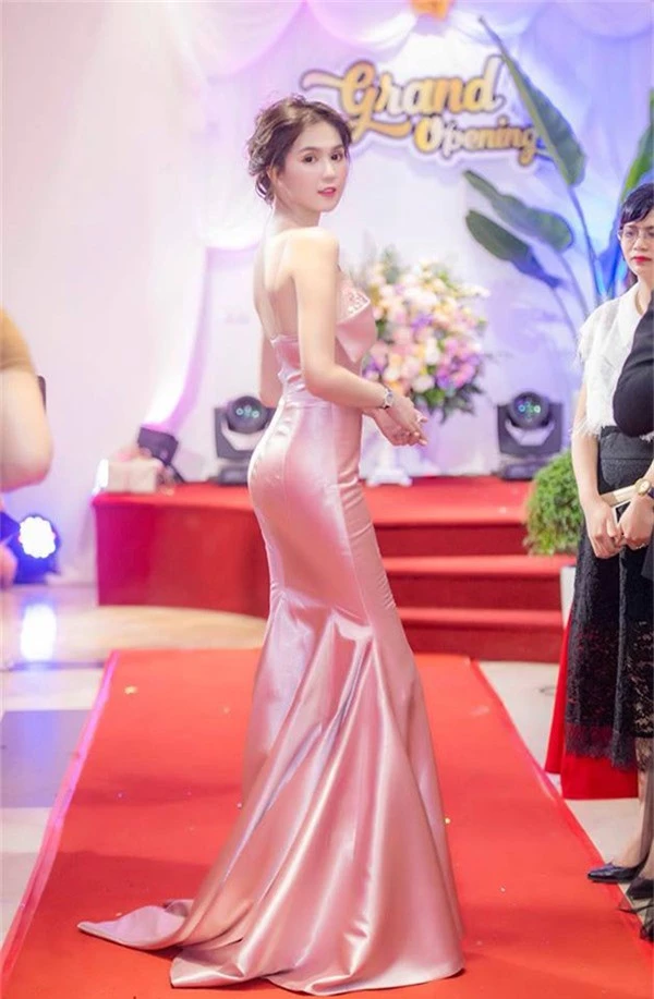 Sau một thời gian lăng xê các kiểu đầm xoè công chúa, váy bất đối xứng, đầm suông dáng rộng... các người đẹp Việt lại trở về với mốt váy ôm sát body.