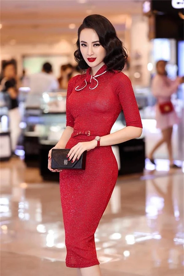 Xuất hiện tại sự kiện với bộ cánh đỏ kiểu dáng đơn giản, nhưng Angela Phương Trinh vẫn ghi điểm nhờ phom dáng ôm tôn thân hình đồng hồ cát.
